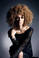 Jenni trägt ultra Volumen durch ihren Braunen Afro